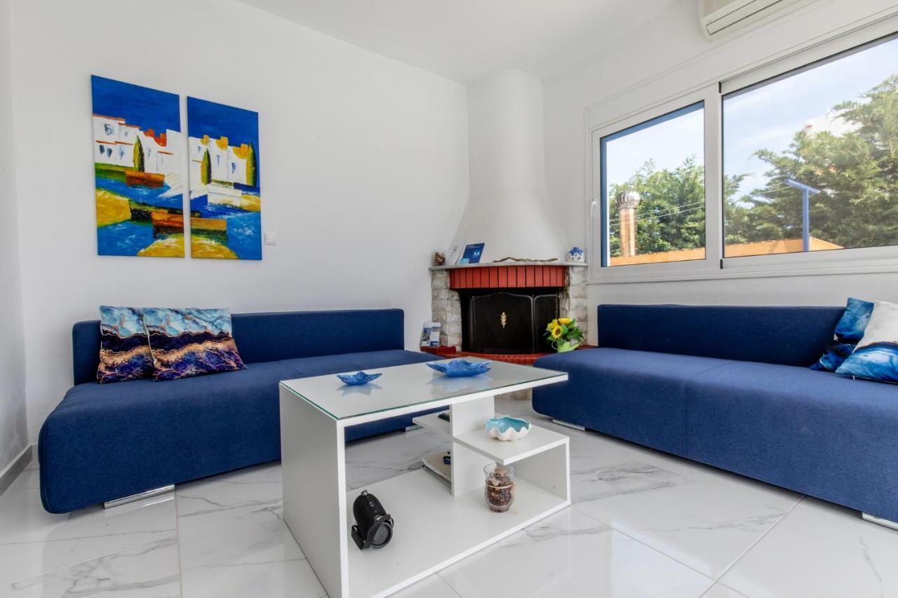 White Blue Villa Lakhania Luaran gambar