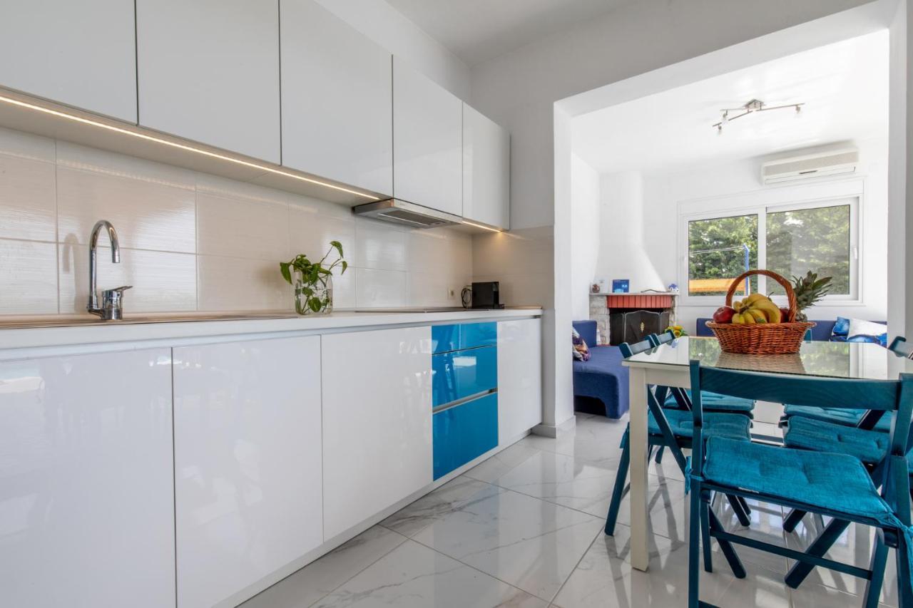 White Blue Villa Lakhania Luaran gambar