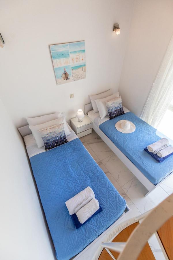 White Blue Villa Lakhania Luaran gambar