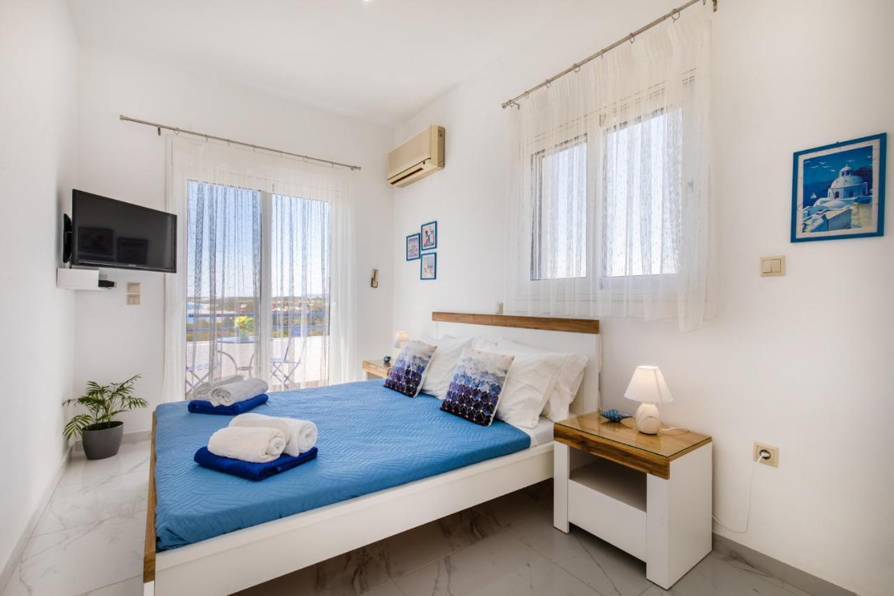 White Blue Villa Lakhania Luaran gambar