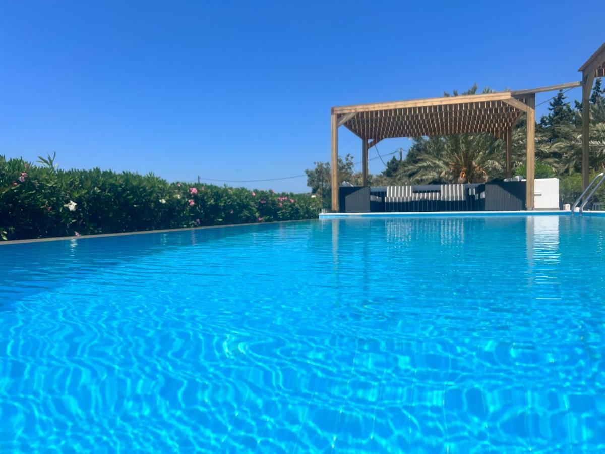 White Blue Villa Lakhania Luaran gambar